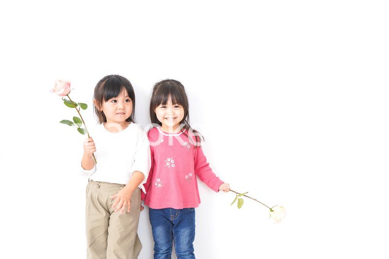 お花を持つ女の子たち