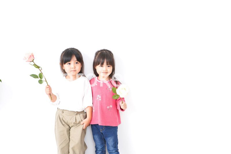 お花を持つ女の子たち
