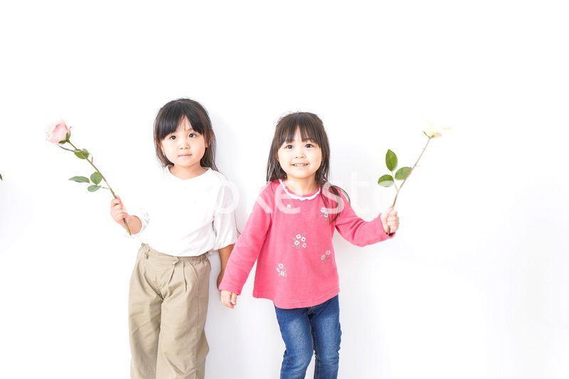 お花を持つ女の子たち