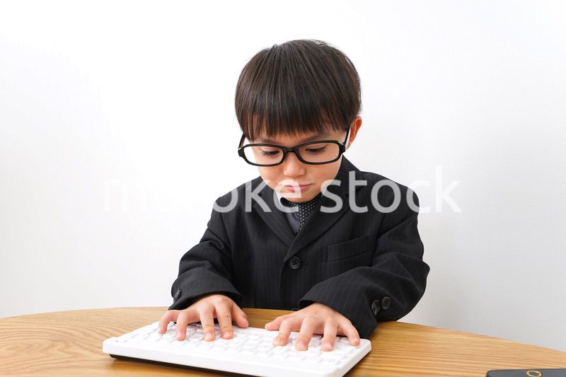 オフィスで仕事をするビジネスマン