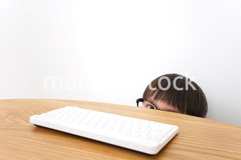 オフィスで仕事をするビジネスマン