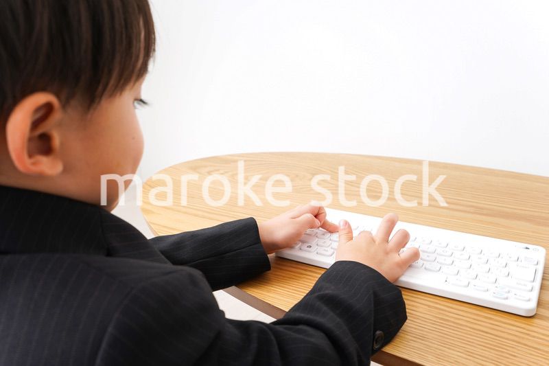 オフィスで仕事をするビジネスマン