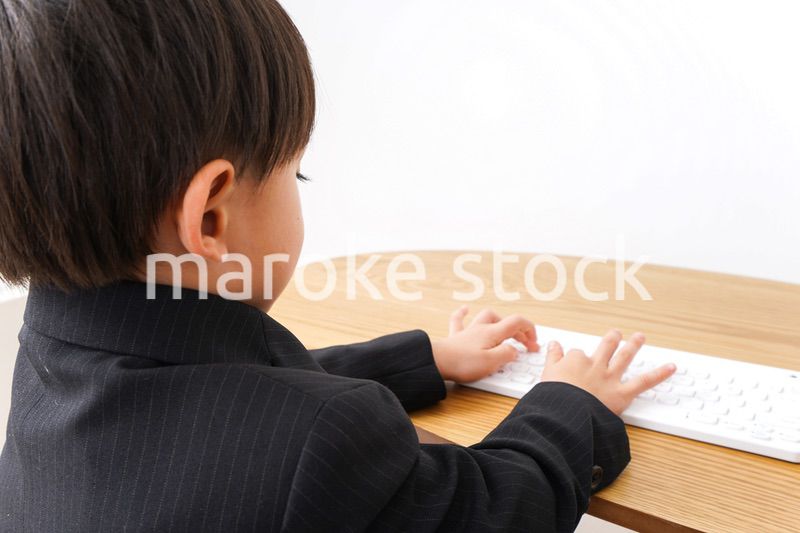 オフィスで仕事をするビジネスマン