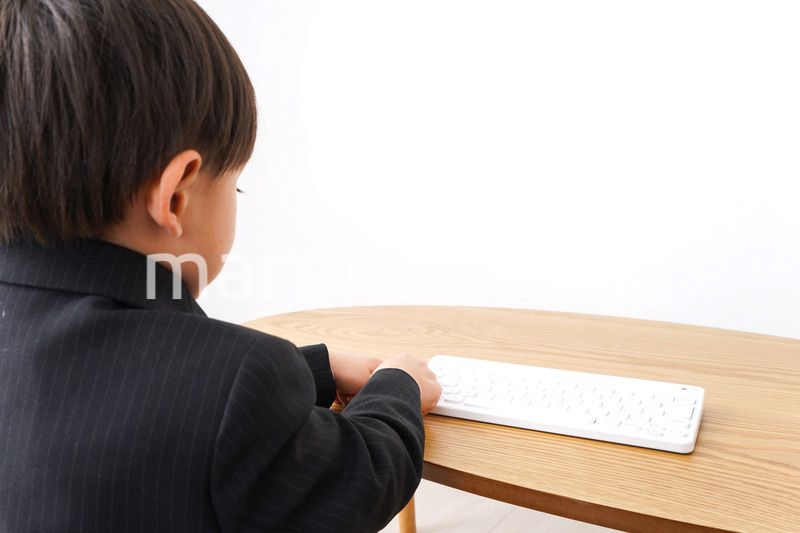 オフィスで仕事をするビジネスマン