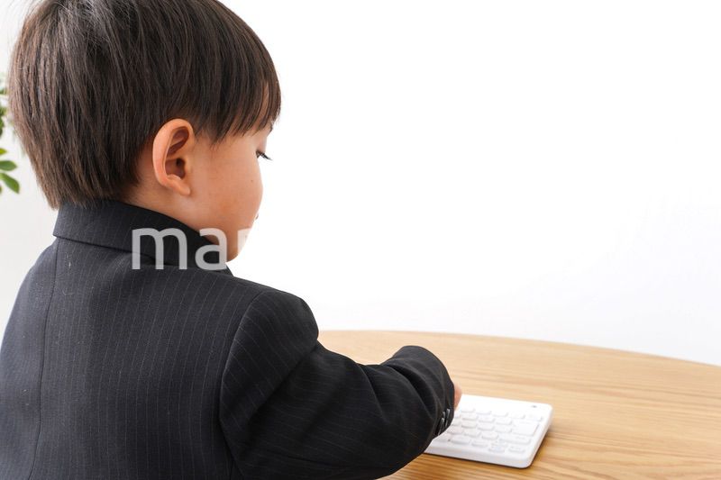 オフィスで仕事をするビジネスマン