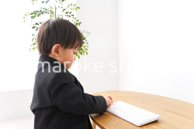 オフィスで仕事をするビジネスマン