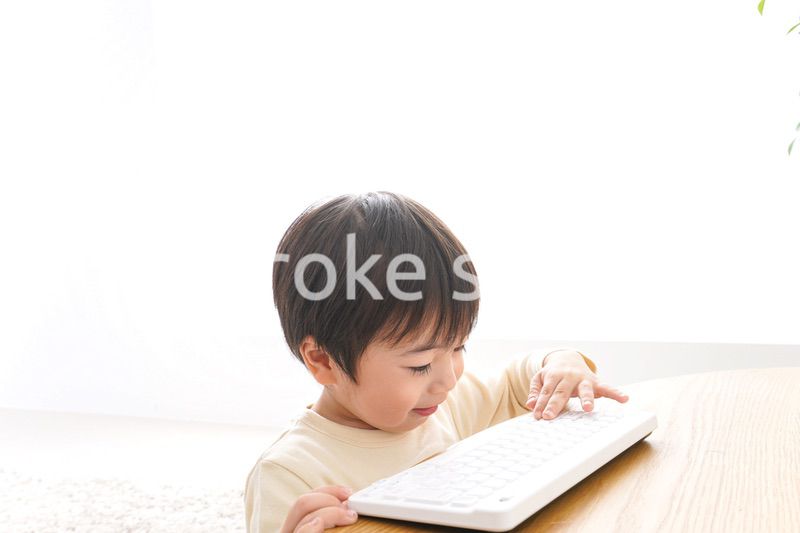 パソコンで遊ぶ子供