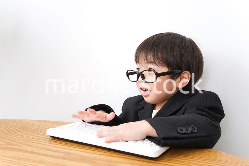 デスクワークをするビジネスマン