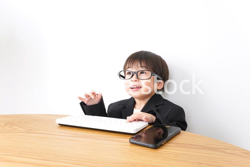 デスクワークをするビジネスマン