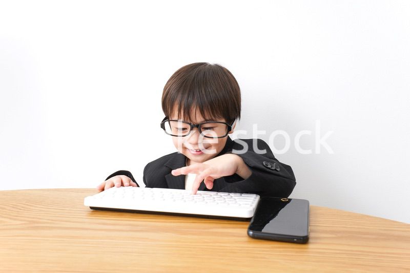 デスクワークをするビジネスマン