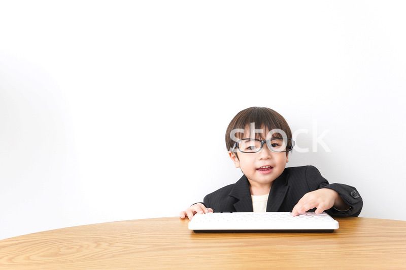 デスクワークをするビジネスマン