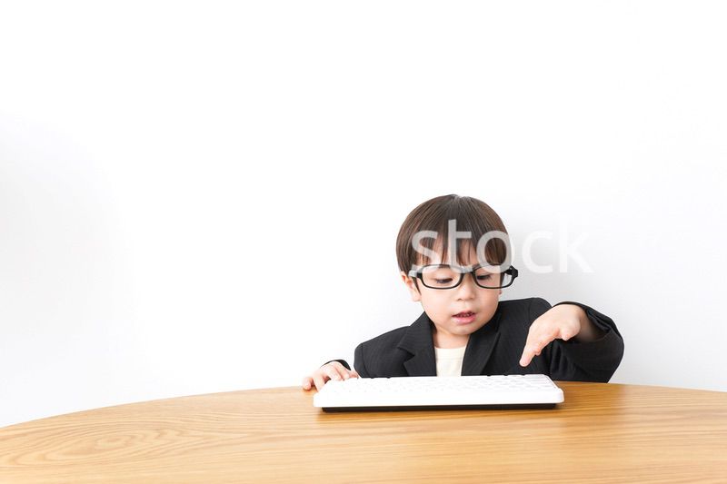 デスクワークをするビジネスマン