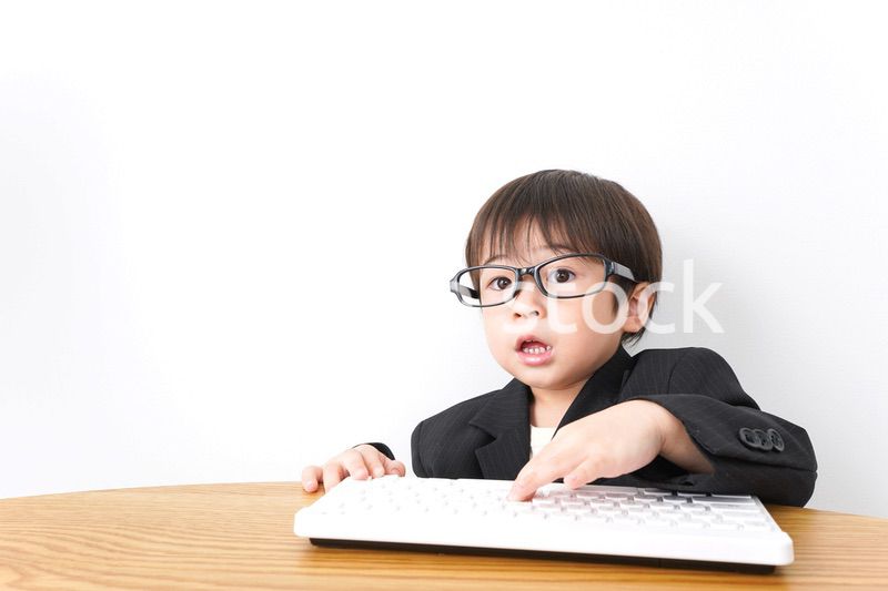 デスクワークをするビジネスマン