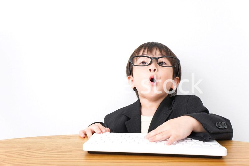 デスクワークをするビジネスマン