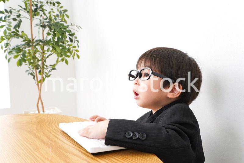 デスクワークをするビジネスマン