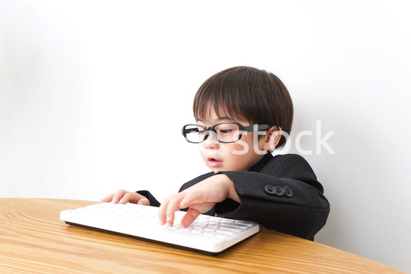 デスクワークをするビジネスマン