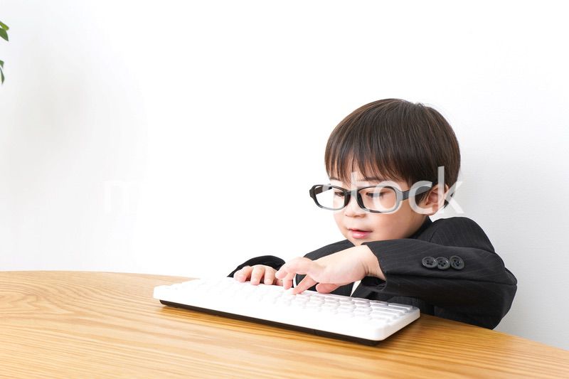 デスクワークをするビジネスマン