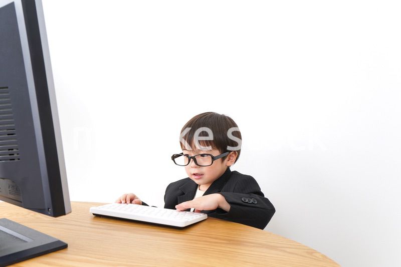 デスクワークをするビジネスマン