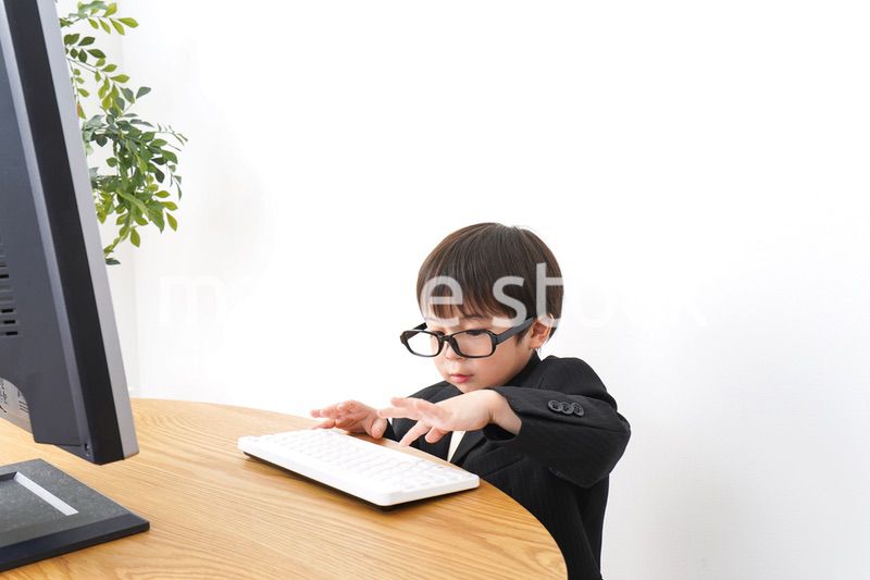 デスクワークをするビジネスマン