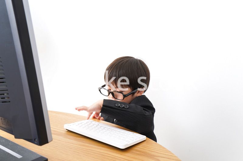 デスクワークをするビジネスマン