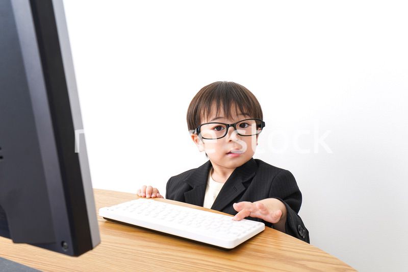 デスクワークをするビジネスマン