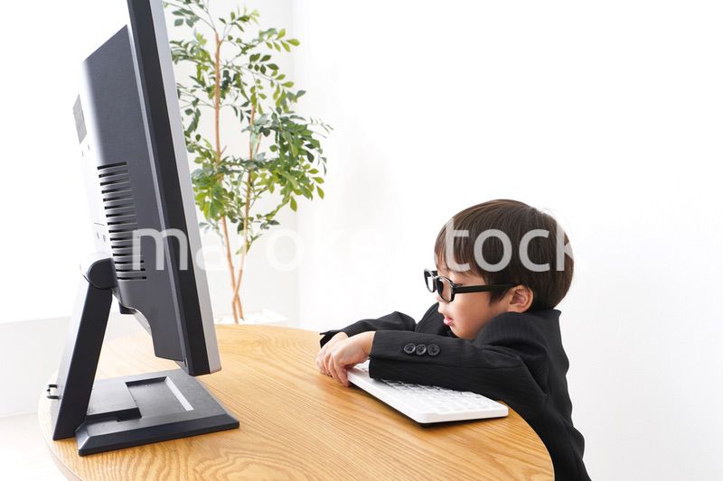 デスクワークをするビジネスマン