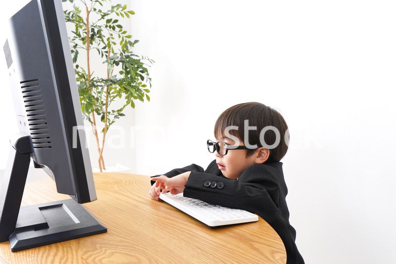 デスクワークをするビジネスマン