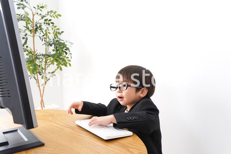 デスクワークをするビジネスマン