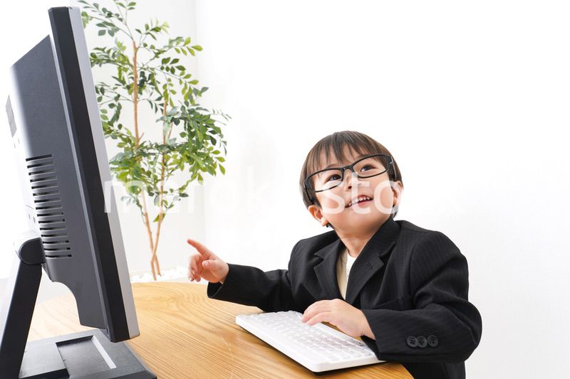 デスクワークをするビジネスマン