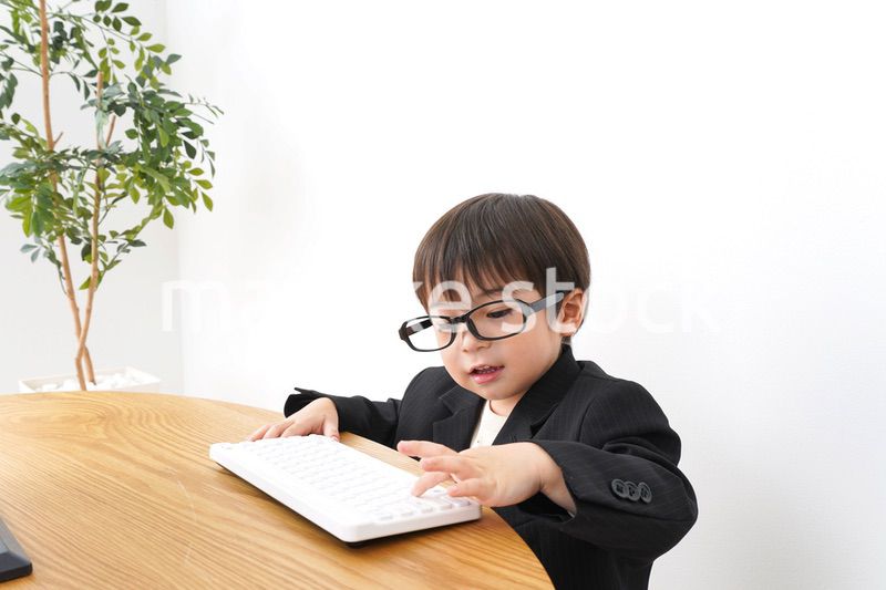 デスクワークをするビジネスマン