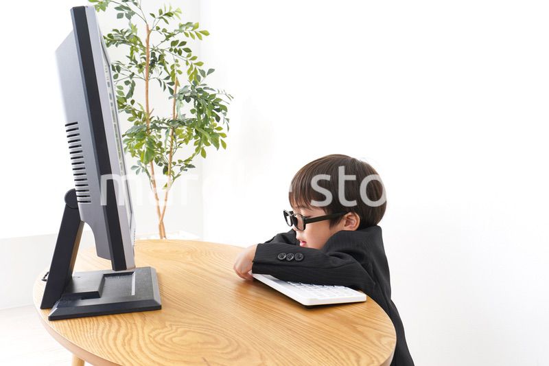 デスクワークをするビジネスマン