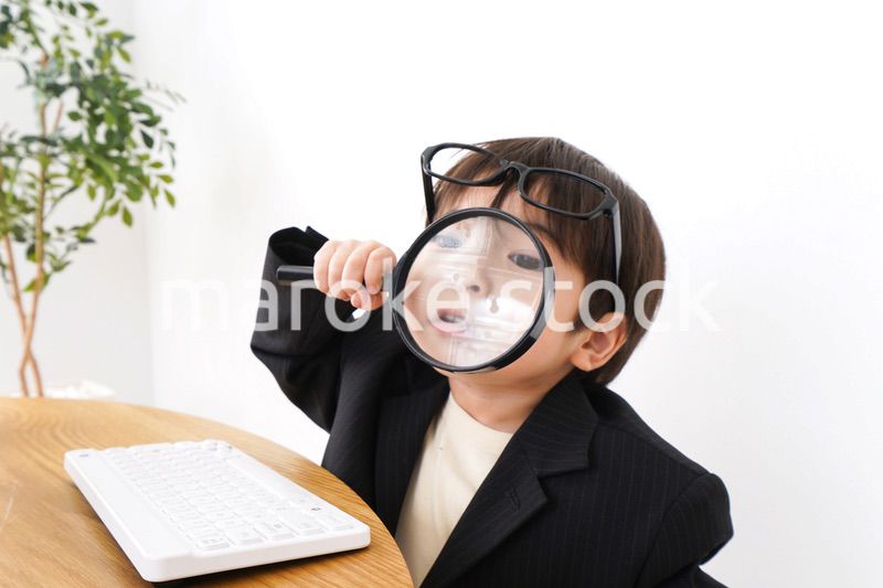 デスクワークをするビジネスマン