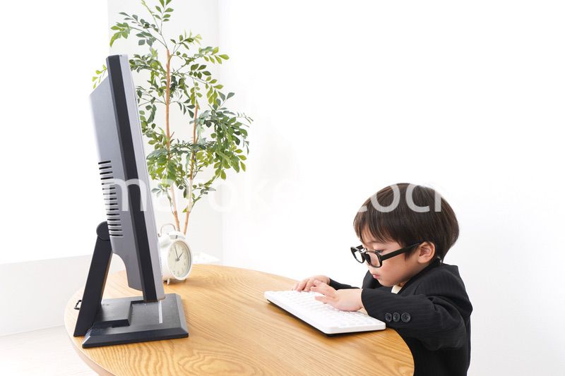 デスクワークをするビジネスマン