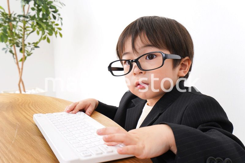 デスクワークをするビジネスマン