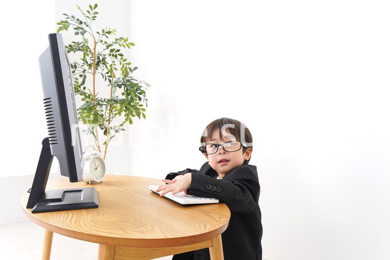 デスクワークをするビジネスマン