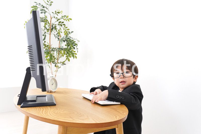 デスクワークをするビジネスマン