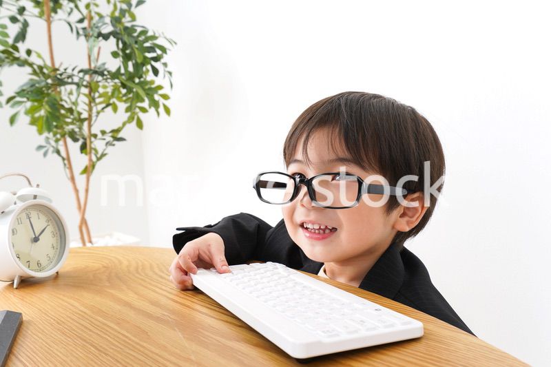 デスクワークをするビジネスマン