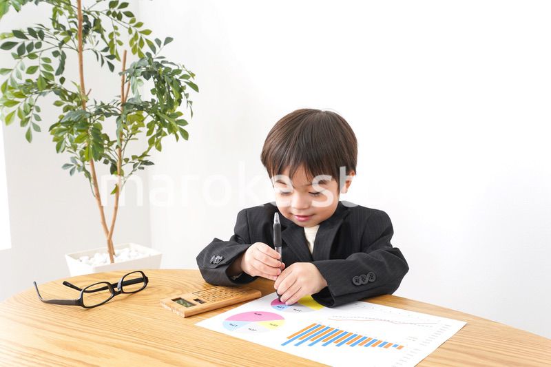 決算資料を読むビジネスマン