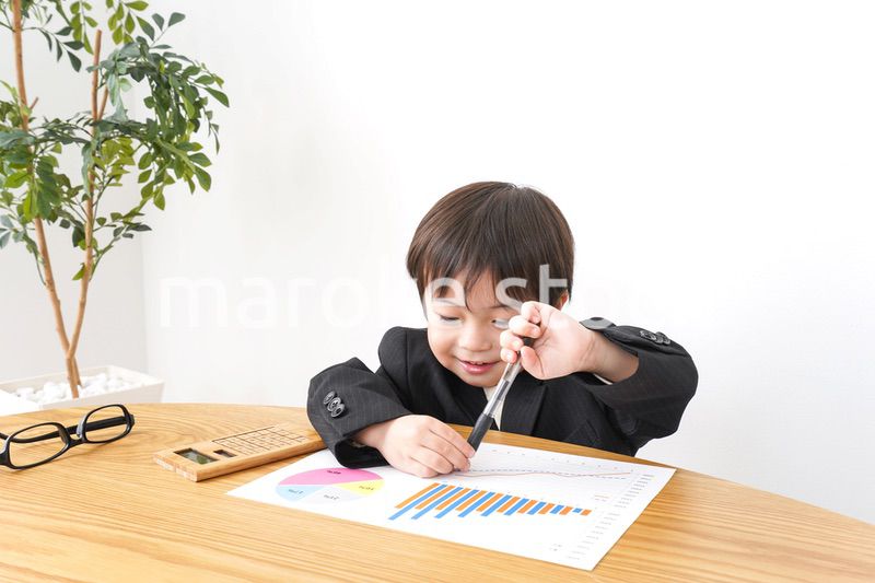 決算資料を読むビジネスマン