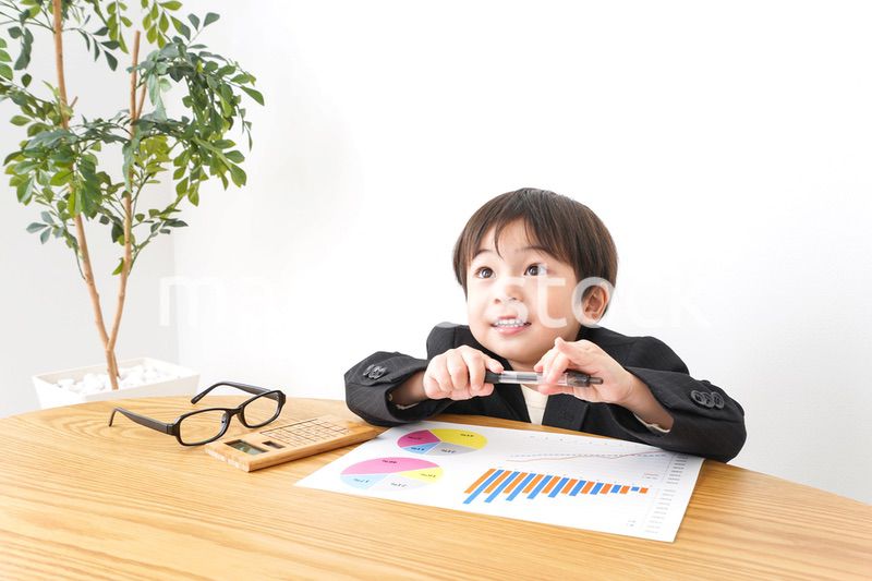 決算資料を読むビジネスマン