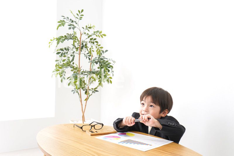 決算資料を読むビジネスマン