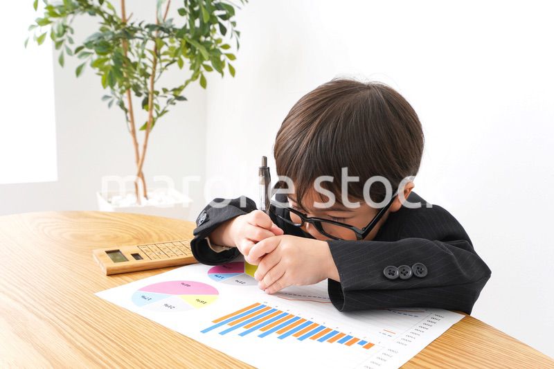 決算資料を読むビジネスマン