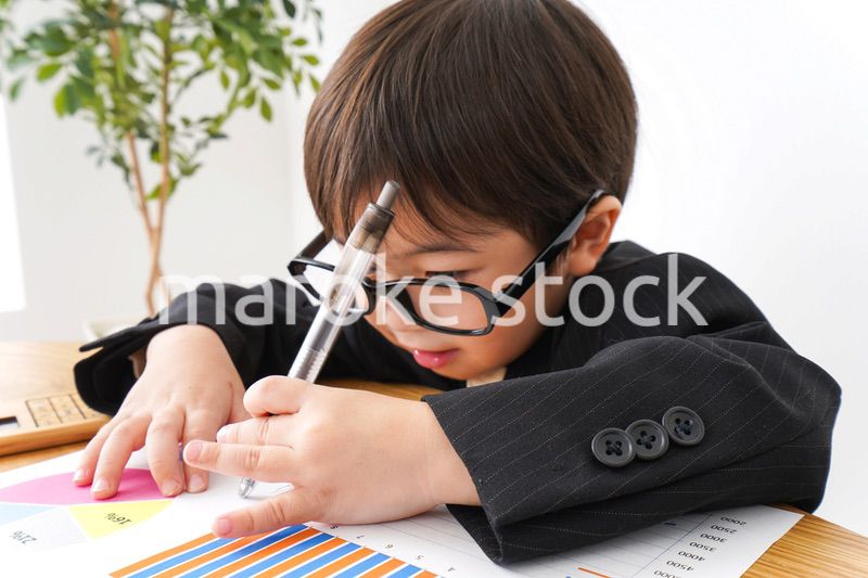 決算資料を読むビジネスマン