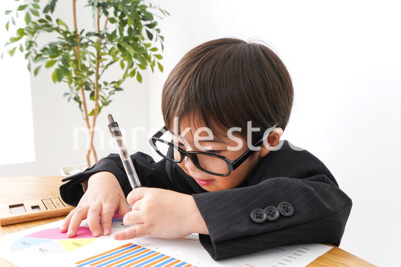 決算資料を読むビジネスマン