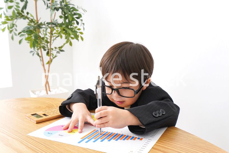 決算資料を読むビジネスマン