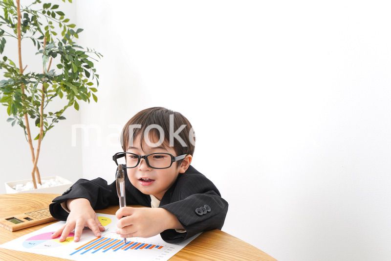 決算資料を読むビジネスマン