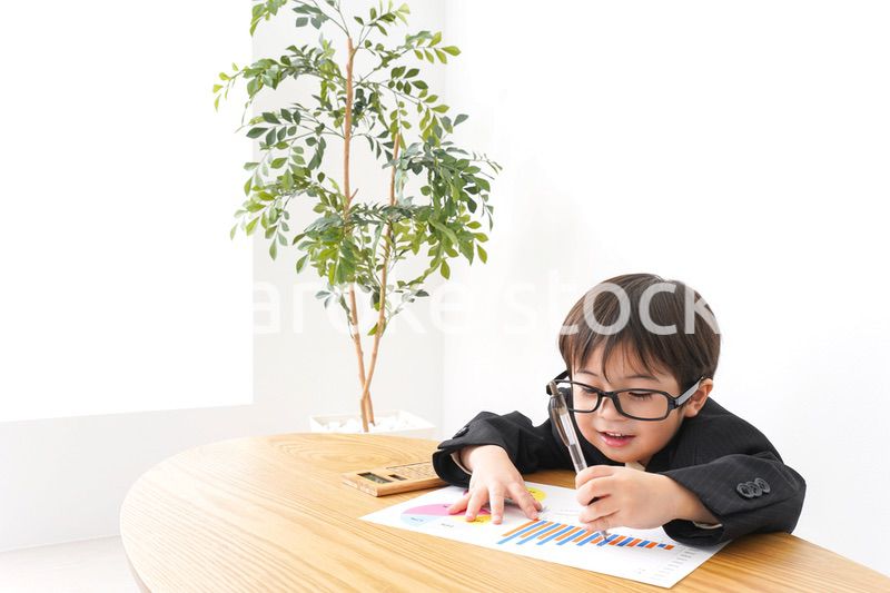 決算資料を読むビジネスマン