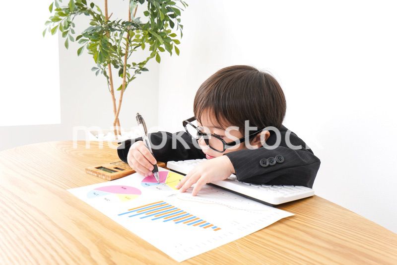 決算資料を読むビジネスマン