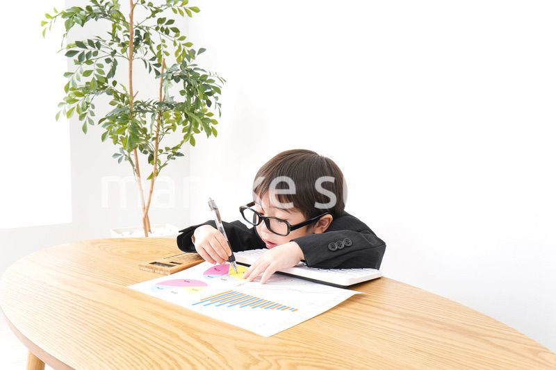 決算資料を読むビジネスマン