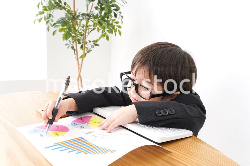 決算資料を読むビジネスマン